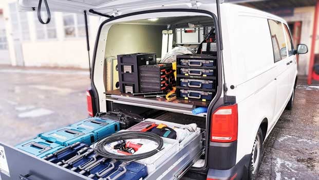 bloggbild_marcus-och-martins-elinstallationer-i-östergötland-ab-smartfloor-dubbelgolv-volkwagen-transporter-kombi